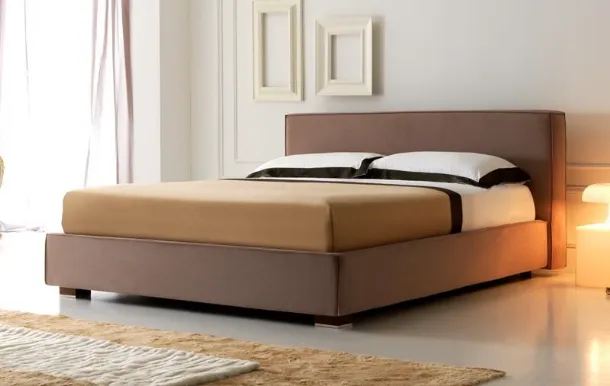 Letto in tessuto con testiera dalla forma squadrata Levante di Hoppla