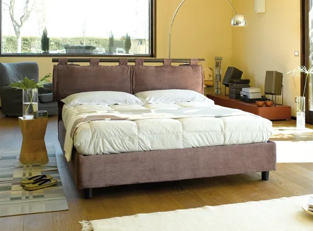 Letto in tessuto con testiera imbottita Silente di Hoppla