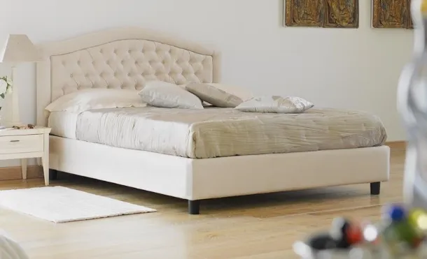 Letto classico in ecopelle con testiera capitonné Zaffiro di Hoppla