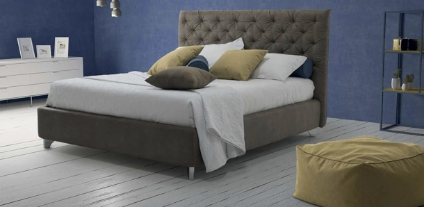 Letto Lyra in tessuto imbottito con testiera trapuntata di Rimar