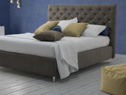 Letto Lyra in tessuto imbottito con testiera trapuntata di Rimar