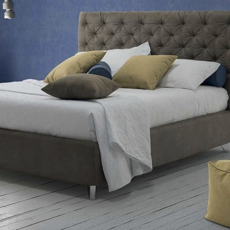 Letto Lyra in tessuto imbottito con testiera trapuntata di Rimar