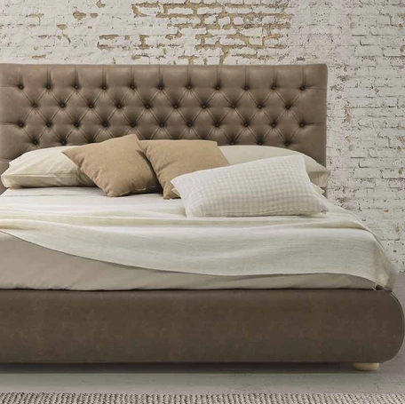 Letto in pelle Sirio con testiera trapuntata di Rimar