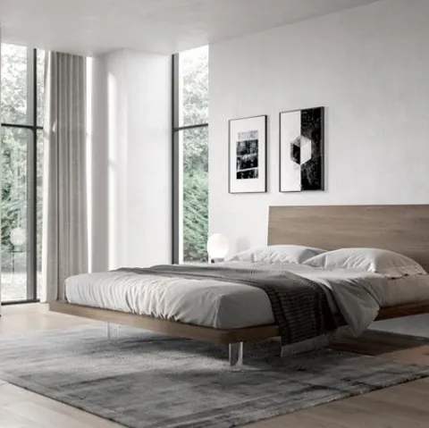 Letto dal design moderno semplice e lineare con testiera in nobilitato essenza Olmo juta e piedini trasparenti Zeo di Villanova