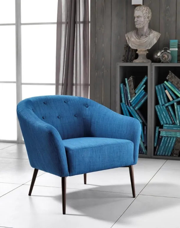 Poltroncina Elena in tessuto con struttura in legno di Stones