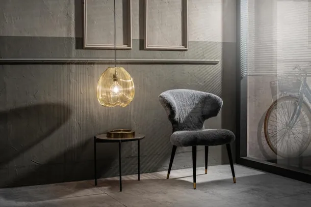 Poltroncina Fury rivestita in pelliccia sintetica  con gambe in metallo di Stones