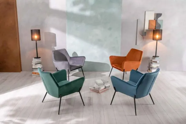 Poltroncina Gin in velluto con base in metallo di Stones