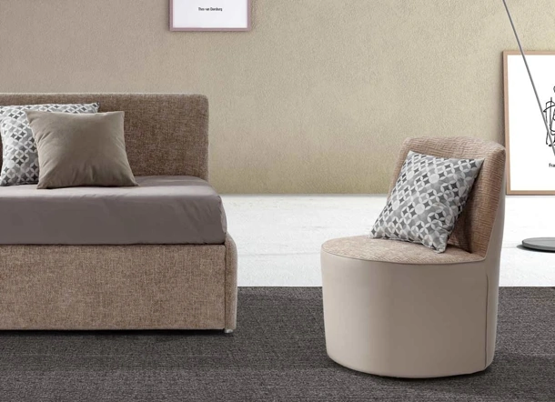 Poltroncina Kirko in ecopelle e tessuto di Rimar