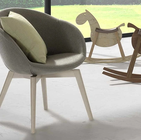 Poltroncina Marina in tessuto e legno di Rimar