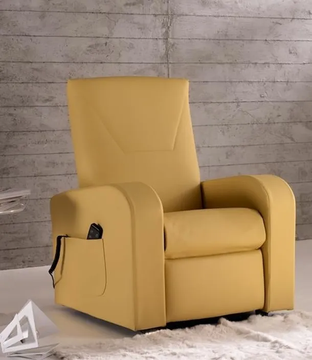 Poltrona relax in ecopelle reclinabile con alzapersona Hostess di Hoppla