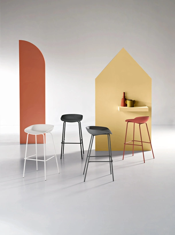 Sgabello Age in polipropilene di Ikone Casa