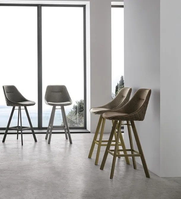 Sgabello Bilbao con seduta in morbido Soft Touch Vintage di Target Point
