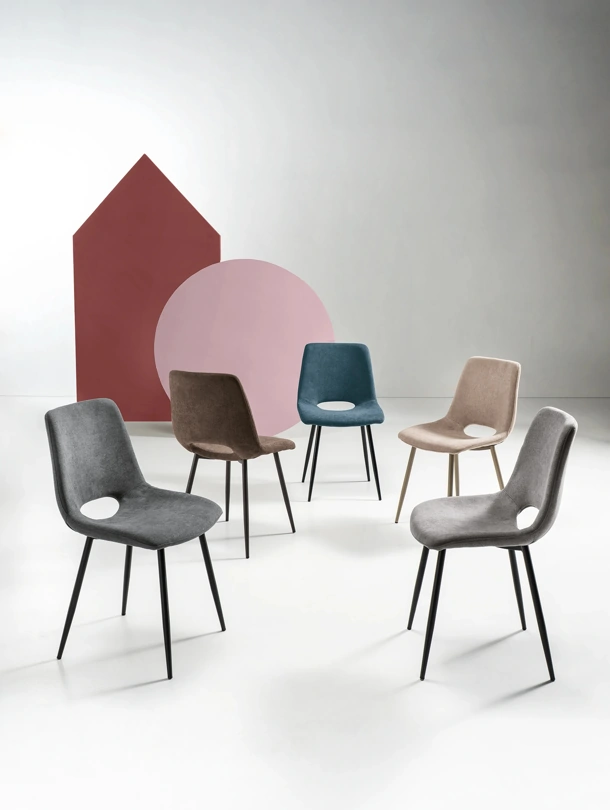 Sedia Dias in tessuto imbottito di Ikone Casa