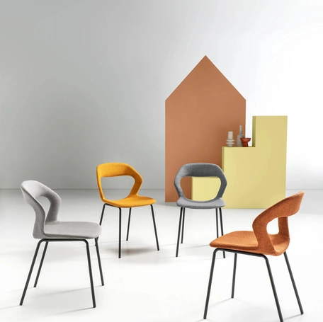 Sedia Gilda in tessuto imbottito di Ikone Casa