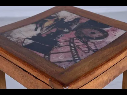Sgabello Hollywood in legno con seduta decorata di Stones