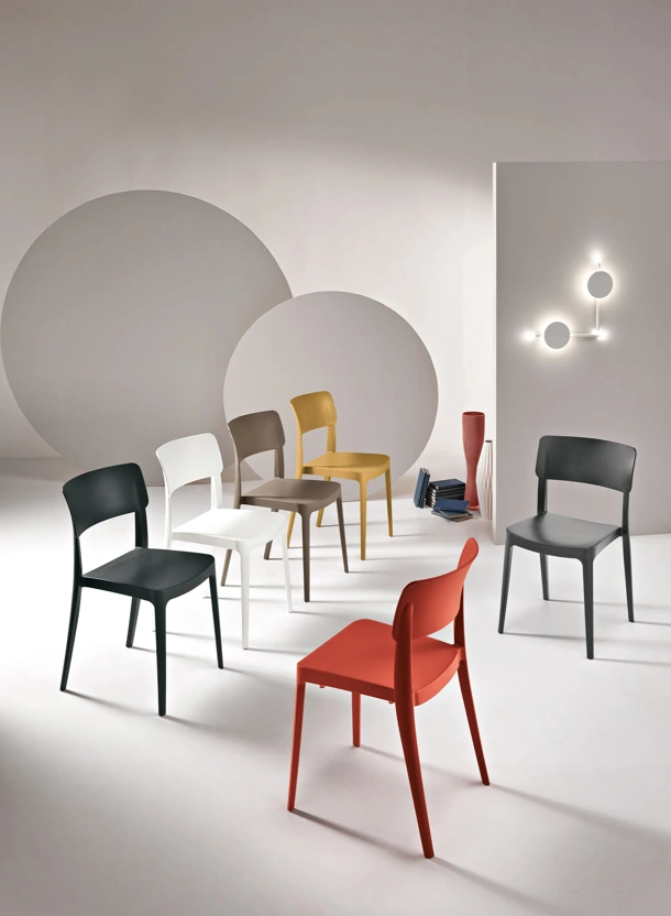 Sedia impilabile Fra in polipropilene di Ikone Casa