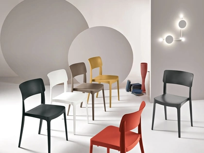 Sedia impilabile Fra in polipropilene di Ikone Casa