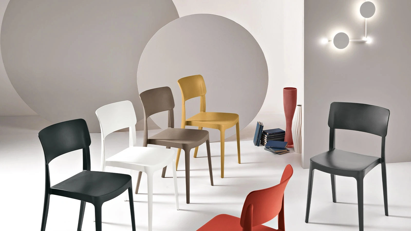 Sedia impilabile Fra in polipropilene di Ikone Casa