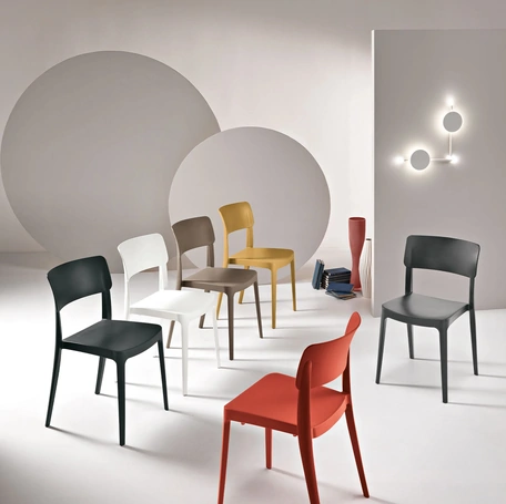 Sedia impilabile Fra in polipropilene di Ikone Casa