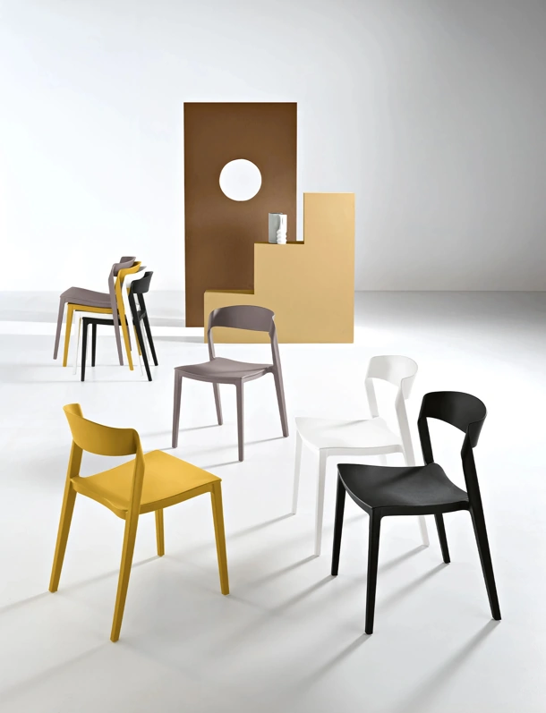 Sedia impilabile Perla in polipropilene di Ikone Casa