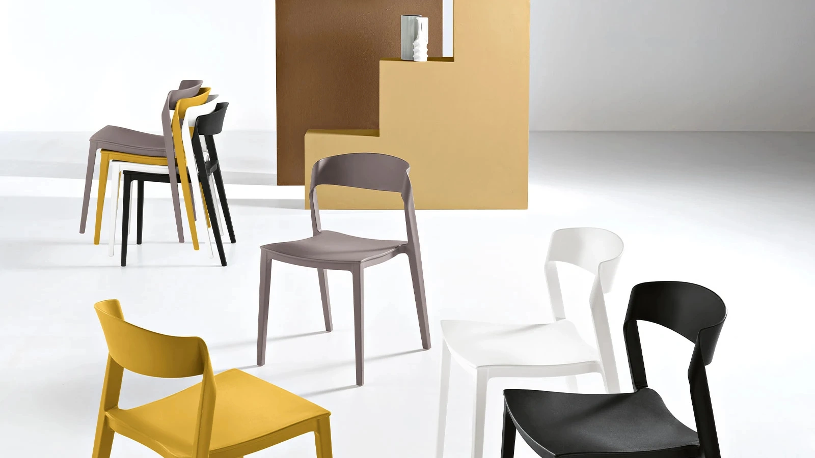 Sedia impilabile Perla in polipropilene di Ikone Casa