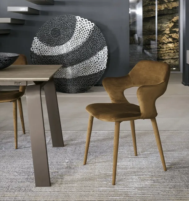Sedia Seattle interamente rivestita in morbida microfibra effetto velluto di Target Point