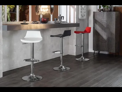 Sgabello Fred in polipropilene con base in metallo regolabile in altezza di Stones