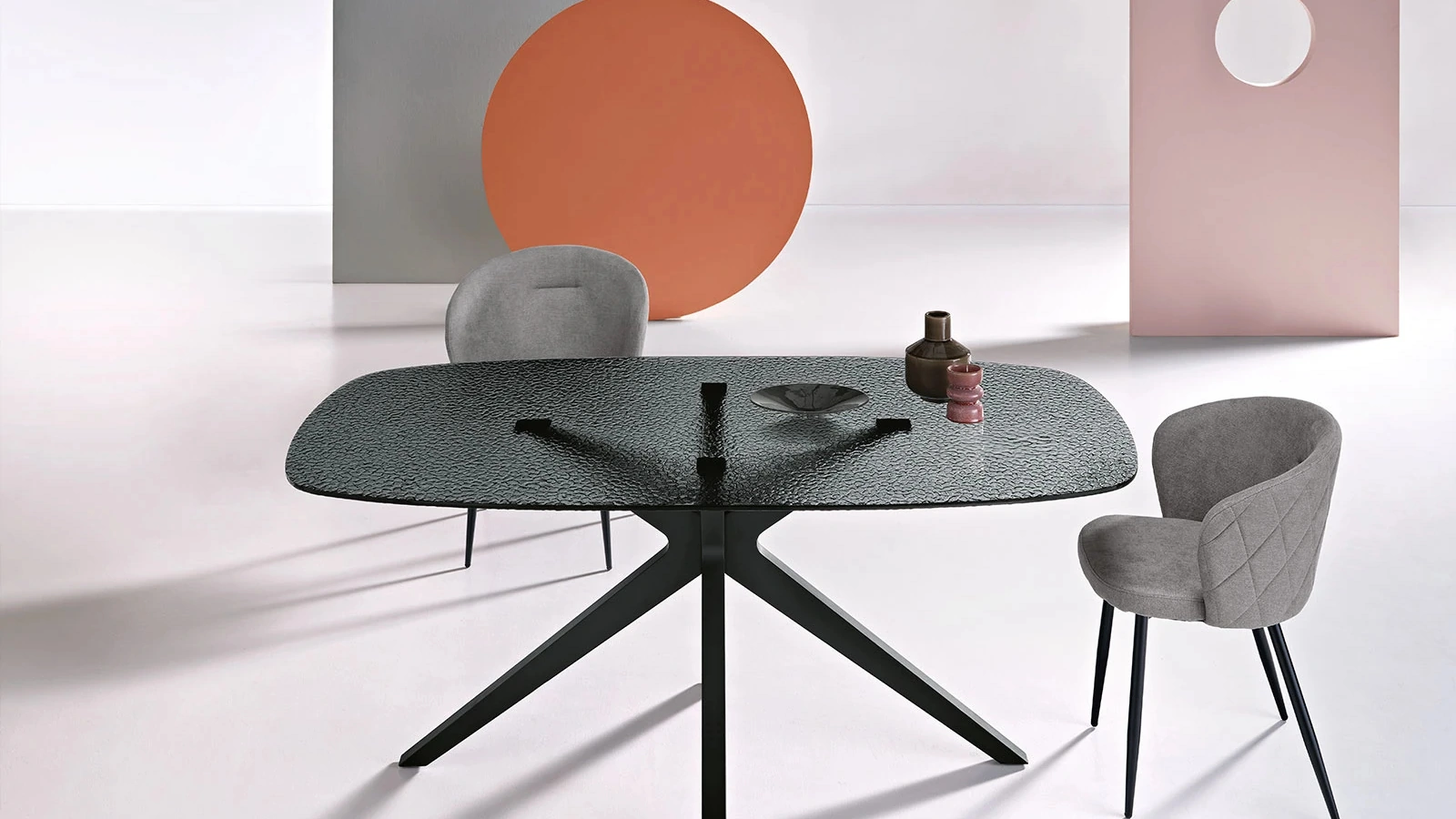 Tavolo Fever 180 in vetro martellato di Ikone Casa