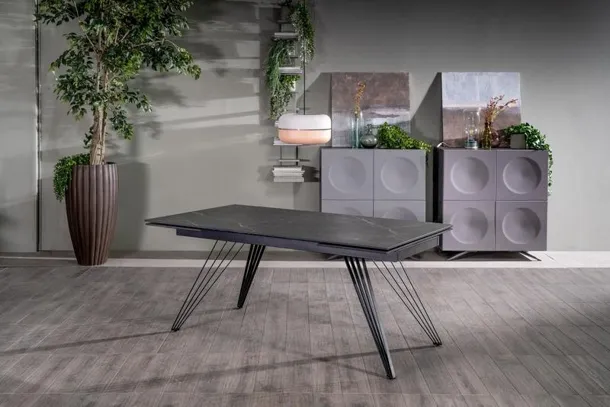 Tavolo Match 01 in ceramica marmo nero con base in metallo di Stones