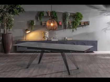 Tavolo Match 01 in ceramica marmo grigio con base in metallo di Stones