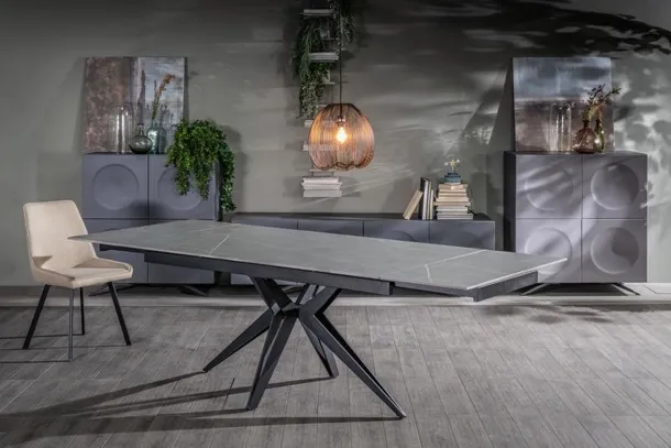 Tavolo allungabile Match 02 in ceramica marmo grigio con base a stella in metallo nero opaco di Stones