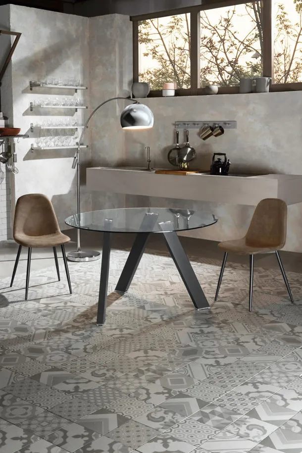 Tavolo rotondo in vetro temprato e gambe in metallo Rondò di Stones