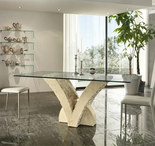 Tavolo con base scultorea in pietra fossile e top in vetro Papillon di Stones