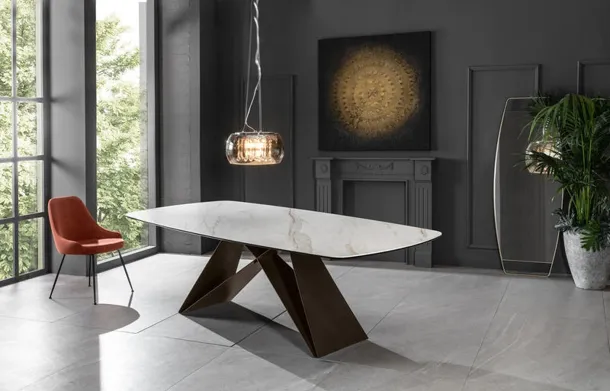 Tavolo rettangolare con angoli stondati in ceramica su vetro effetto marmo su vetro temprato con base in metallo Thanos di Stones