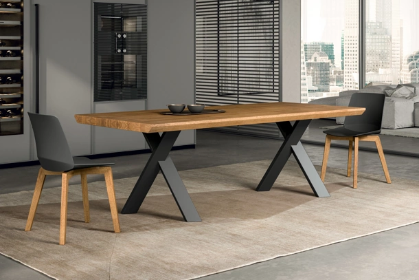 Tavolo Walking in rovere e metallo di FGF Mobili