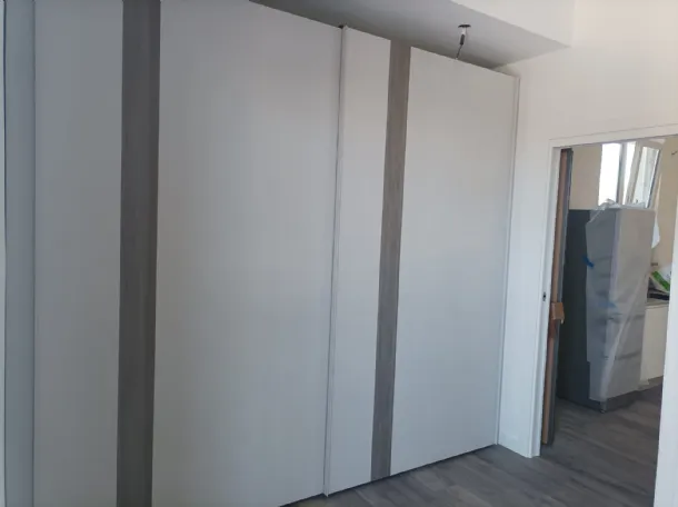 Armadio scorrevole a muro in laminato e fascia verticale tinta legno