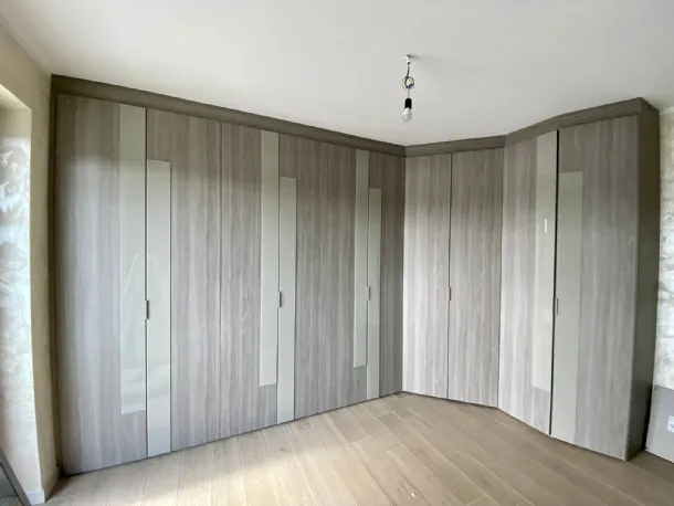 Armadio su misura  per camera da letto con cabina angolare con inserti in vetro laccati
