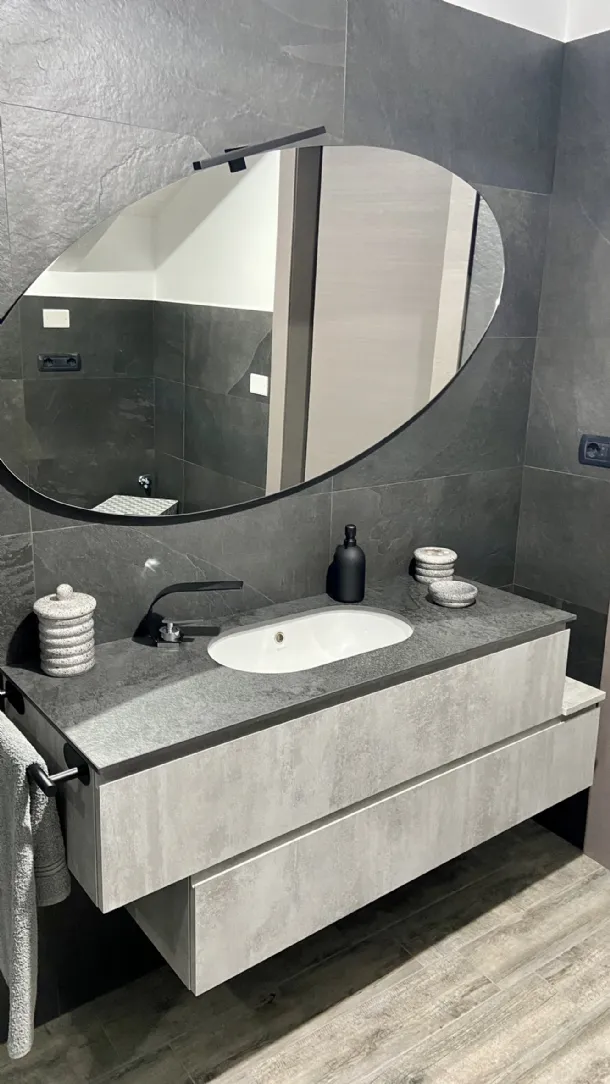 Mobile bagno asimmetrico con top in gres e lavabo in ceramica sotto top