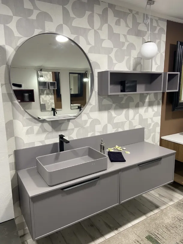 Mobile bagno sospeso laccato con top e lavabo in mineralguss