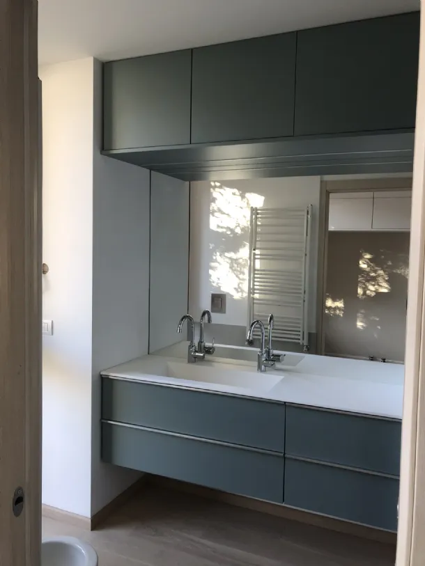 Mobile bagno su misura a muro con specchiera a tutta parete e sopralzi superiori
