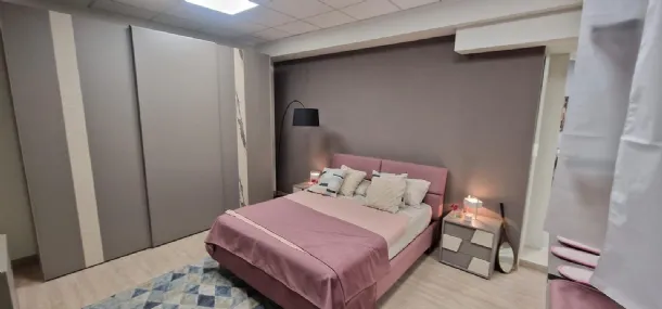 Camera da letto con armadio con vano tv