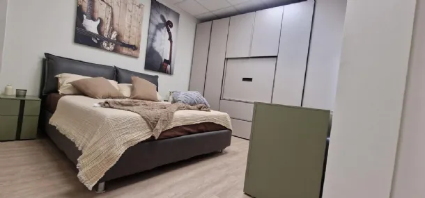 Camera con armadio con pannello porta tv