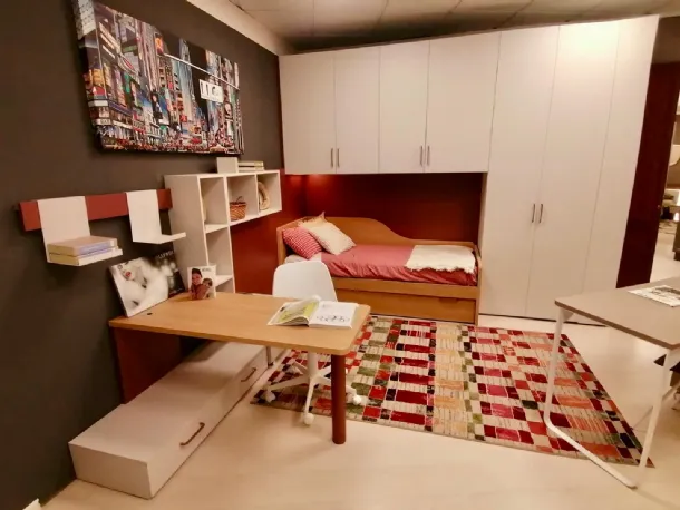 Cameretta con letto singolo e ponte