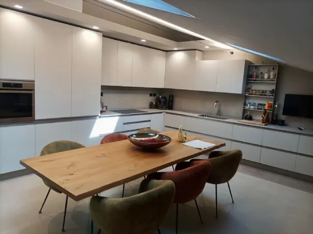 Cucina ad angolo desert in attico mansardato