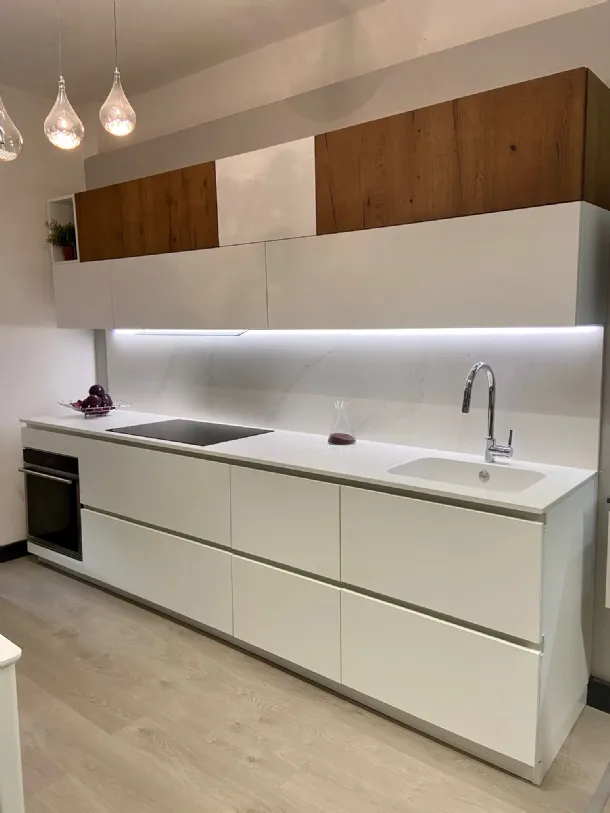 Cucina bianca e legno