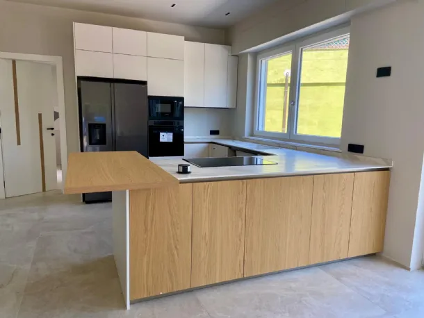 Cucina porcellana e rovere