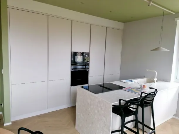 Cucina con penisola e fianchi Neolith