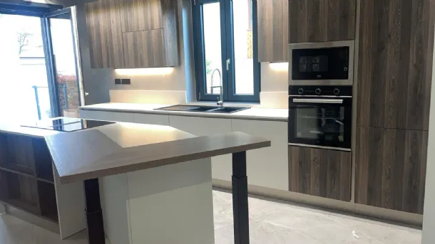 Cucina laccata su misura ad angolo con pernsili doppia profondità e isolotto centrale