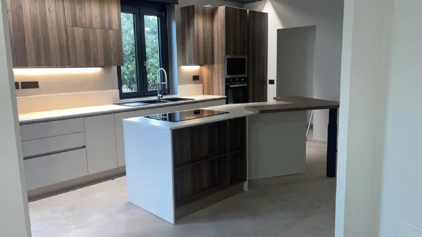 Cucina su misura con isola centrale con piani sagomati 