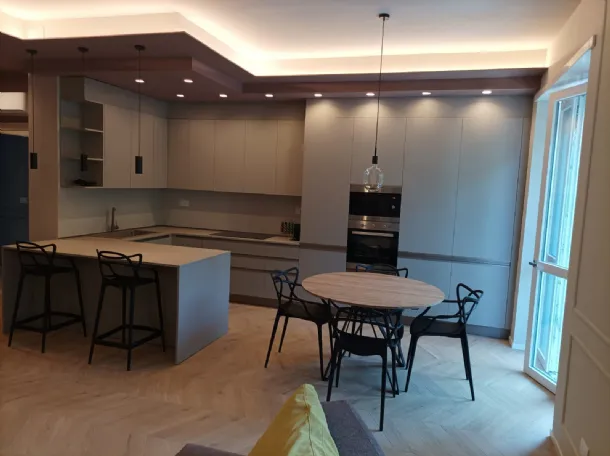Cucina su misura fino a soffitto con penisola 
